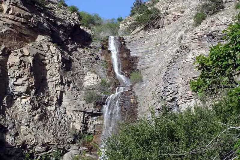 منظره آفتابی و طبیعت کوهستانیدر منطقه آبشار نوده