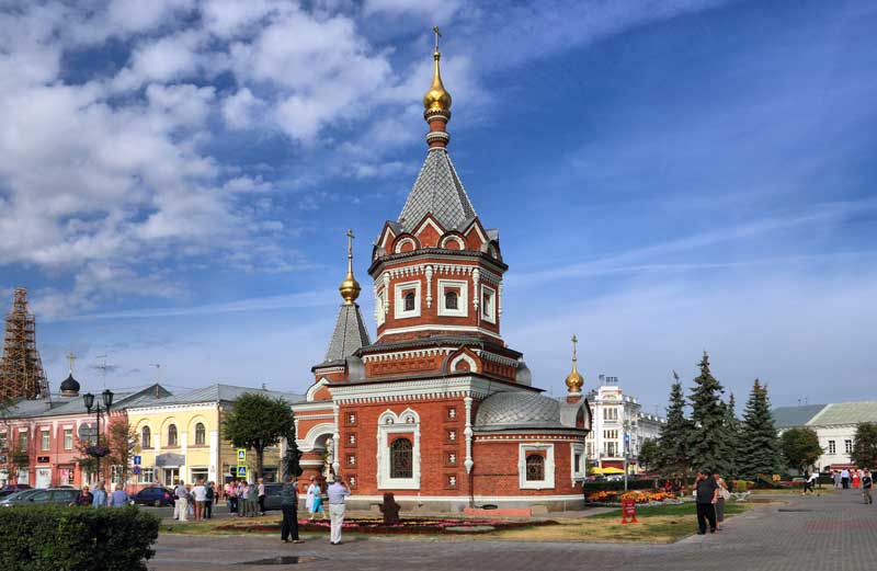 گردشگران در کنار بنای یادبود الکساندر نوسکی (Alexander Nevsky Chapel)