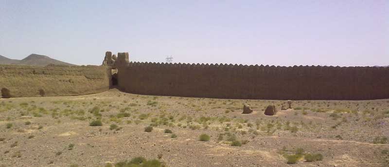 دیوارهای طولانی و خشتی قلعه شهرآباد