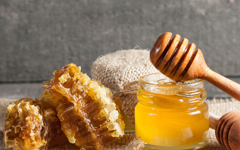 عسل طبیعی و موم