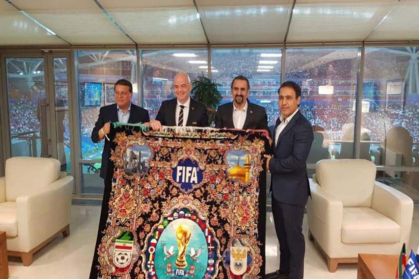 فرش دستباف جام جهانی 2018 به فدراسیون روسیه اهدا شد