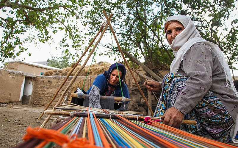 زنان جهرمی در حال گلیم و جاجیم بافی