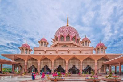 مسجد پوترای مالزی، بنای شکوهمند مذهبی به رنگ صورتی