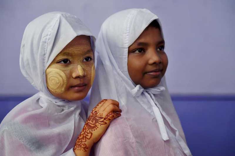 کودکان میانماری با چهره حنا بسته