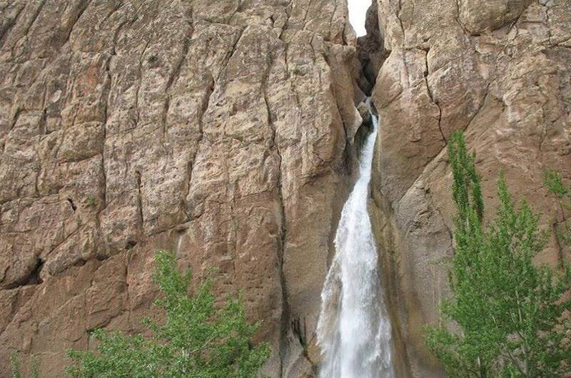 آبشار سمیرم جاری شده میان صخره ها