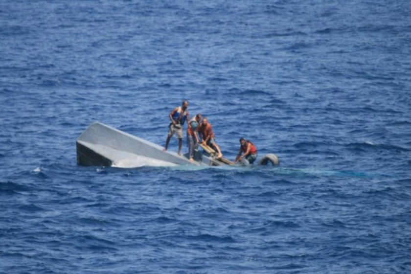 کشتی گردشگری در آب های آمریکا واژگون شد