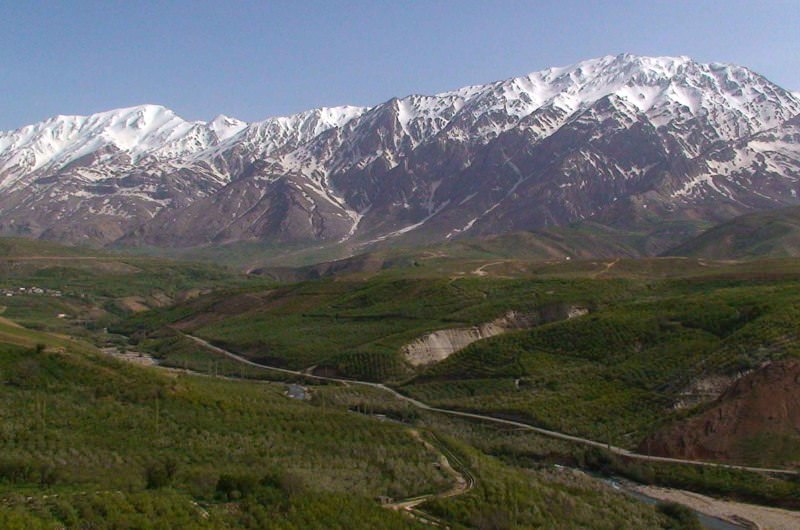 روستای نقل با دورنمای کوه های برفی