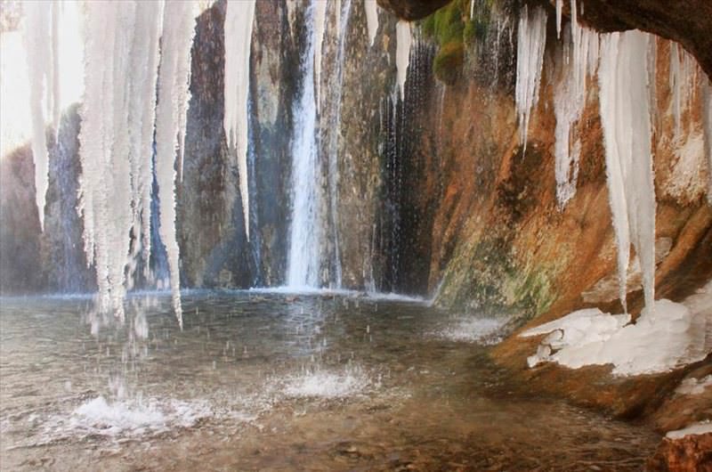 قندیل های یخی آبشار سمیرم در زمستان