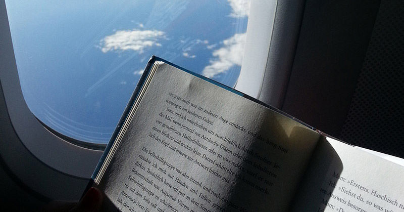 کتاب خواندن در هواپیما
