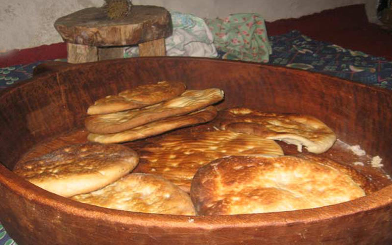 نان محلی قماق در سبد