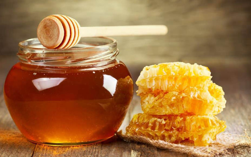 عسل طبیعی همراه با موم