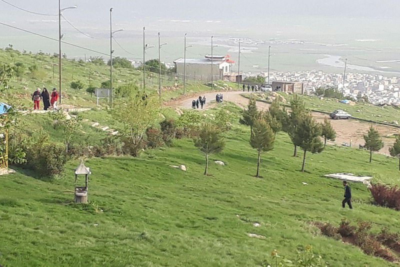 گردشگران در حال پیاده روی در تفرجگاه باباهور