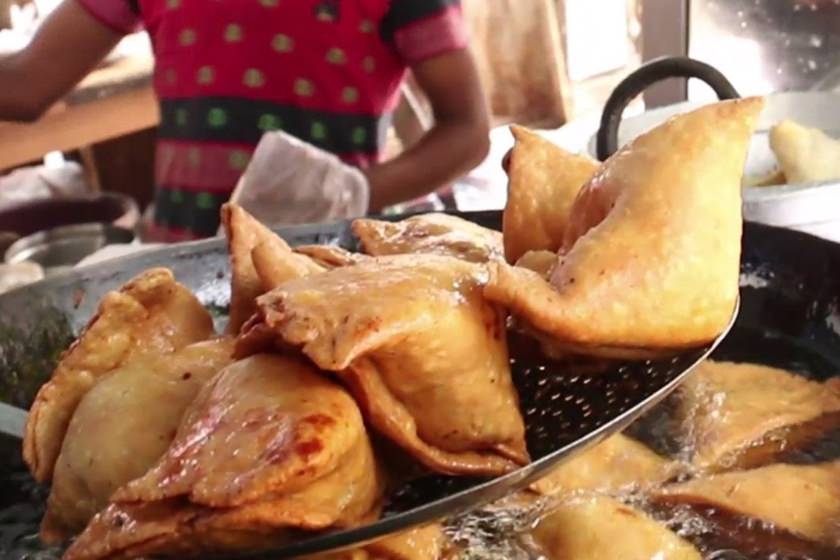 تماشا کنید؛ پخت سمبوسه در خیابان های هند