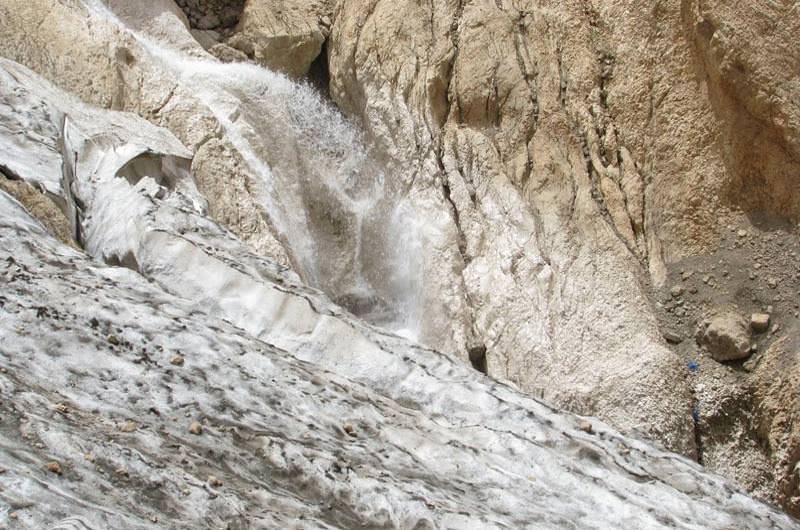 صخره های رسوبی ذر آبشار دنی پی