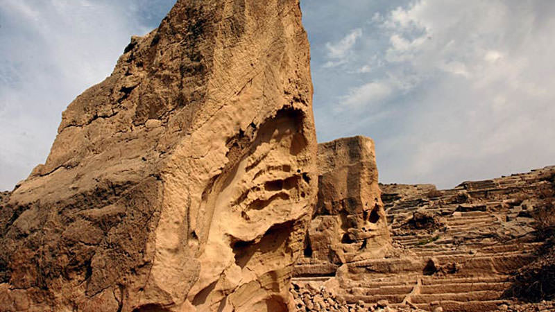 دست کندهای تاریخی کوه‌های سیراف