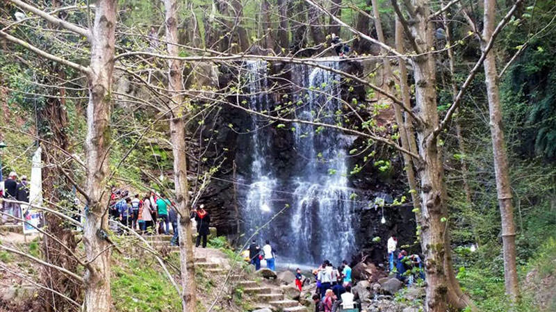 جمعیت گردشگران در حال بازدید از آبشار لونک
