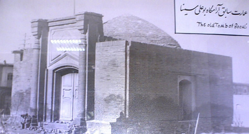عکس سیاه و سفید از ارامگاه قدیمی ابن سینا