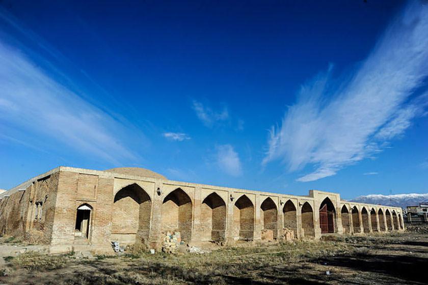 کاروانسرای ینگی امام هشتگرد؛ کاروانسرا، باغ، مهمانخانه