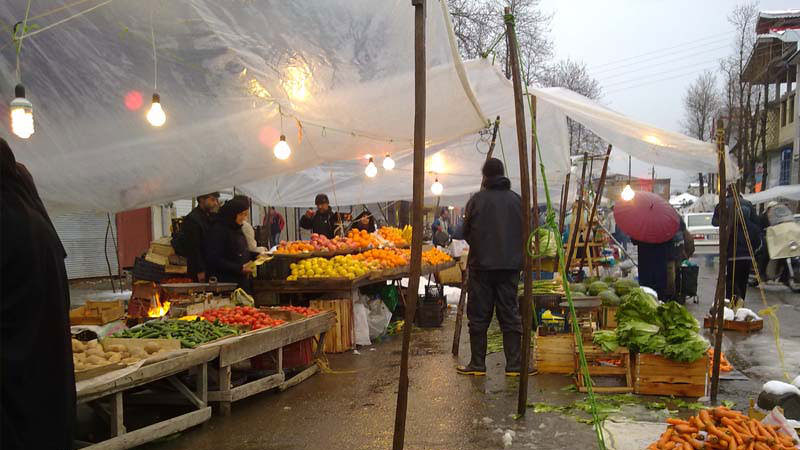  فروشندگان محلی در بازار هفتگی سیاهکل