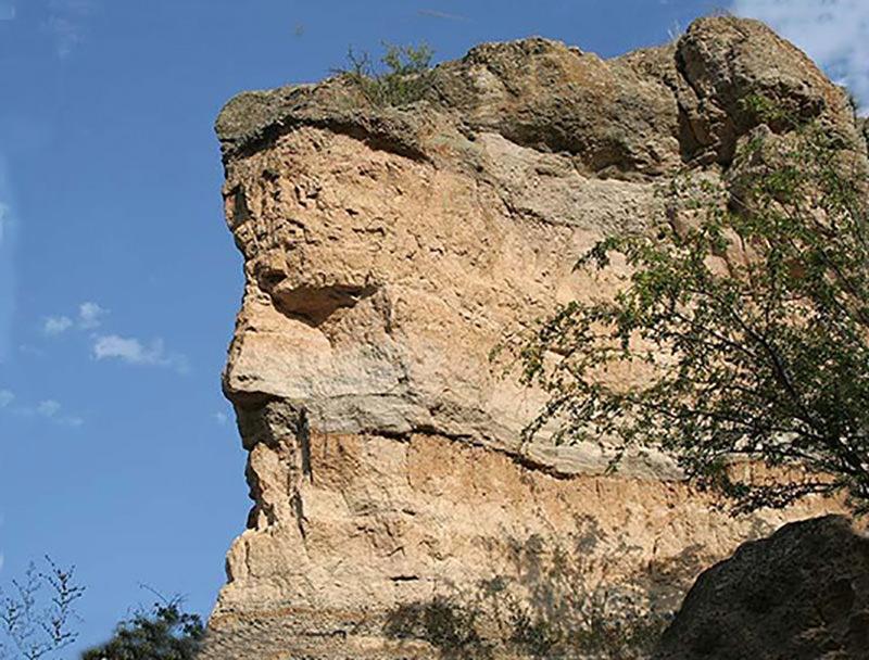 چهره صورت انسان حکاکی شده بر کوه در دیو قلعه
