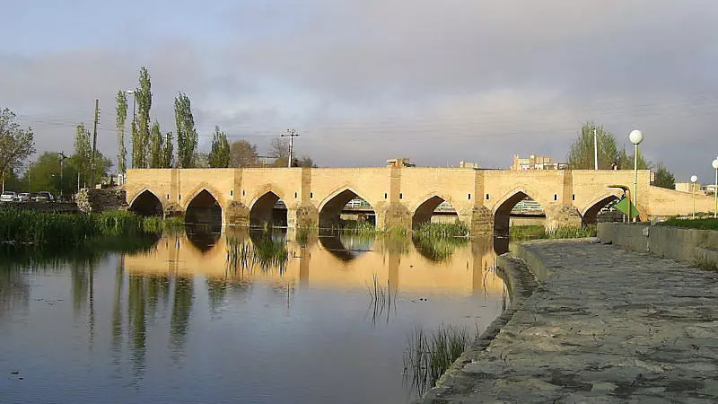 پل هفت چشمه بر روی رودخانه در اردبیل