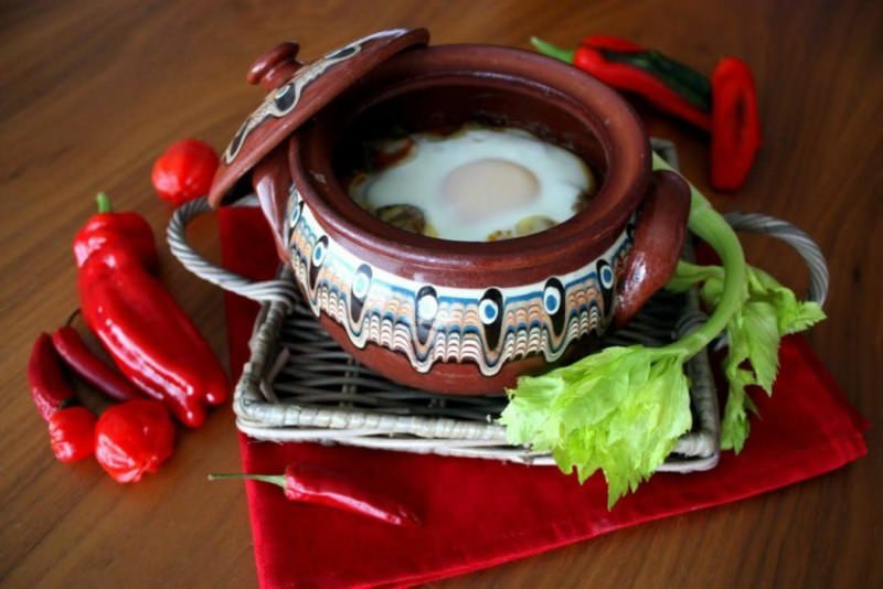غذای محلی بلغاری با تخم مرغ در ظرف سرامیکی از سوغات صوفیه