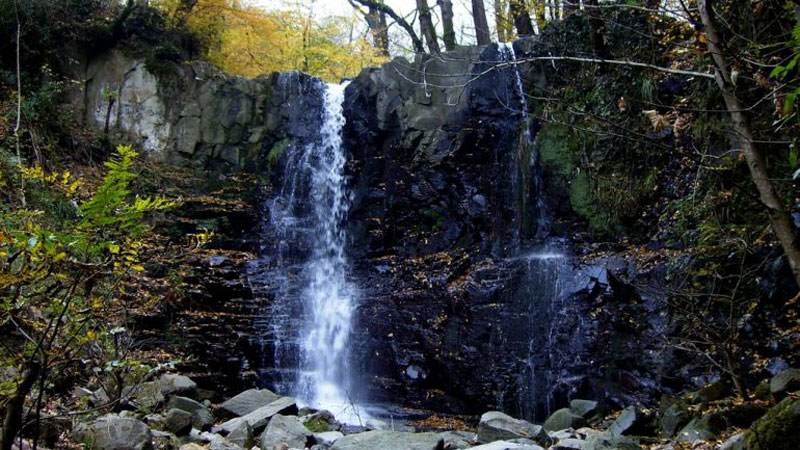 آبشار جاری از چشمه آب معدنی سیاهکل