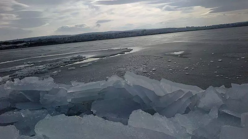 صفحه های یخ در دریاچه شورابیل
