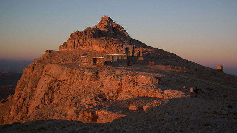 قله کوه و ساختمان امامزاده حمزه عرب