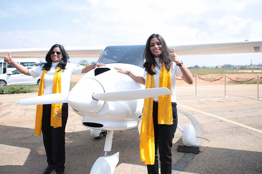 سفر دختران هندی، ۹۰ روز دور دنیا با هواپیمای شخصی