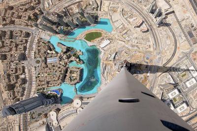 تماشا کنید: نمایش سقوط پهپاد از بالای برج خلیفه دبی