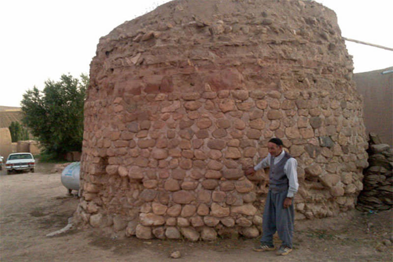 پیرمرد در مقابل برج اوچ گنبد خان