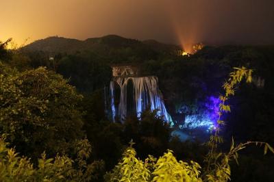 وسیع ترین آبشارهای جهان را در چین ببینید