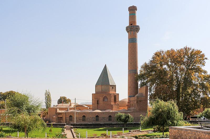 مناره و گنبد مخروطی مسجد جامع نطنز