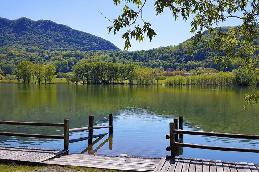 دو دریاچه پر از هیولاهای مجازی و موجودات فانتزی در ایتالیا