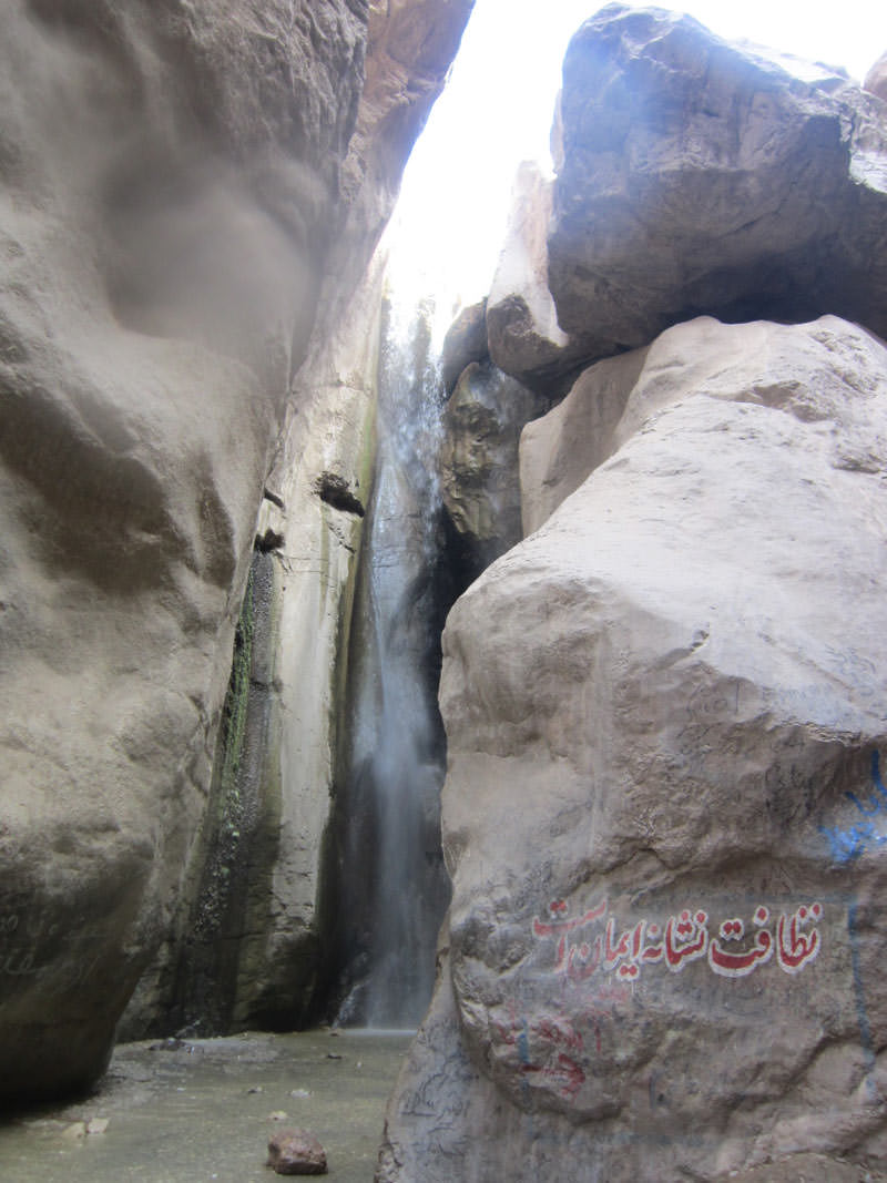 آبشار رودمعجن در میان صخره های سنگی