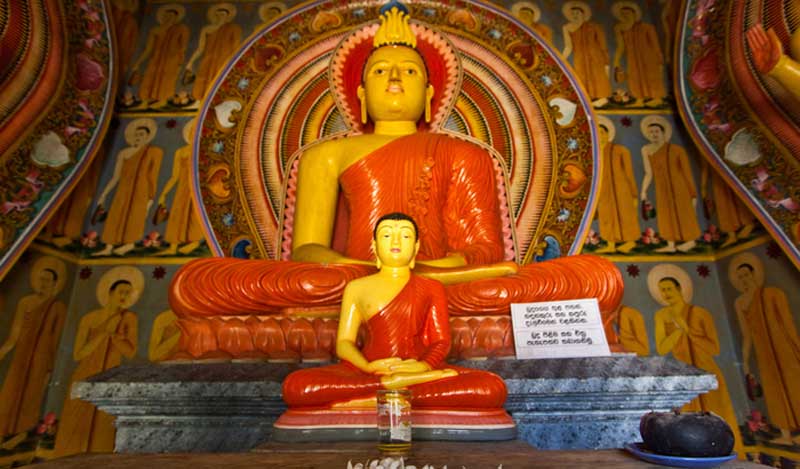 مجسمه های زرین در معبد ماها ویهارایا بنتوتا، سریلانکا