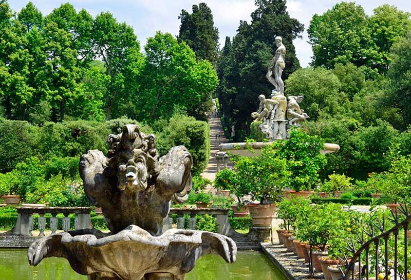 مجسمه های سنگی در باغ های بابولی فلورانس، ایتالیا
