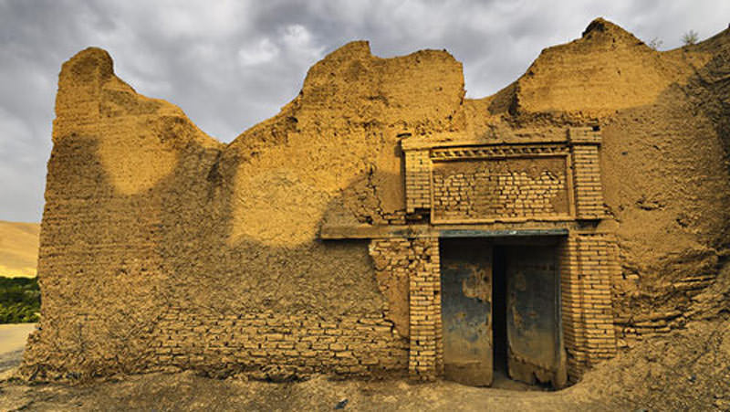 دیوارهای آجری ومخروبه قلعه اشتران