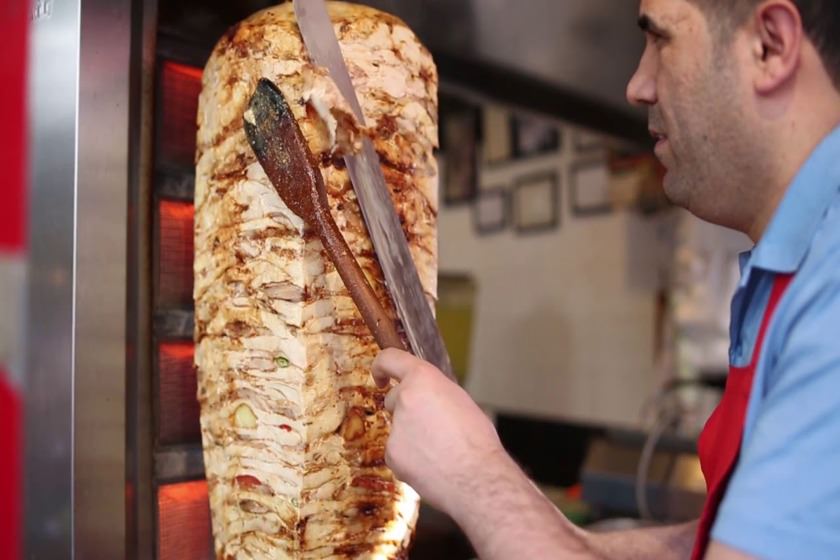 تماشا کنید؛ دونر کباب، یکی از محبوب‌ترین غذاهای خیابانی استانبول