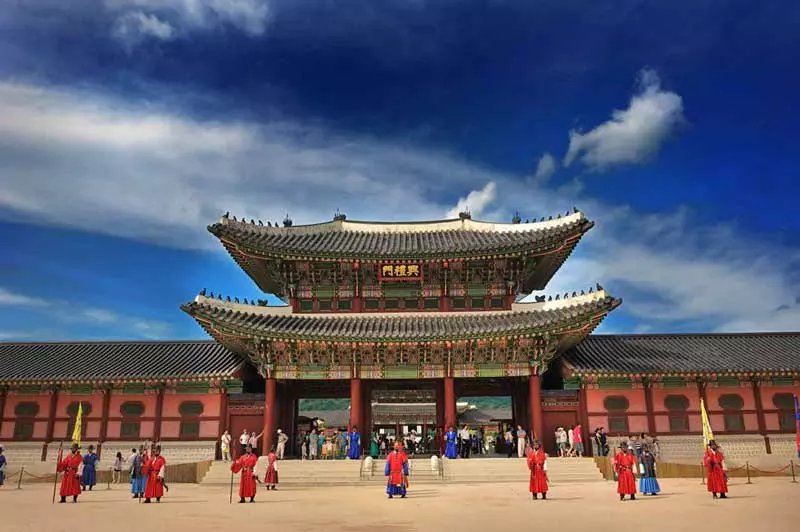 رزمی کاران در مقابل کاخ گیونگ سئول، کره جنوبی