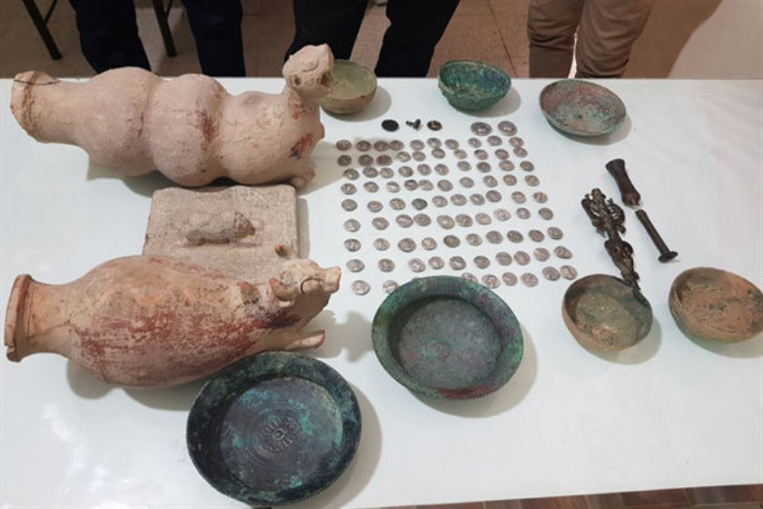 کشف و ضبط اشیای تاریخی و سکه‌های  مربوط به هزاره اول قبل از میلاد در کرمانشاه