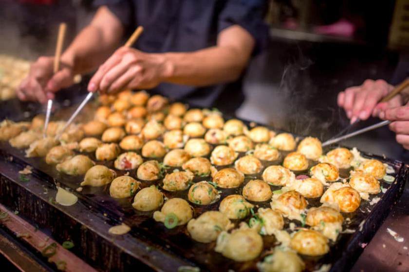 تماشا کنید؛ تاکویاکی، یکی از محبوب‌ترین غذاهای خیابانی ژاپن