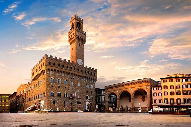 برج ساعت در میدان سینیوریتا فلورانس، ایتالیا