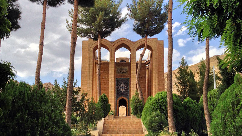 درختان مرتفع در ورودی آرامگاه میررضی الدین آرتیمانی