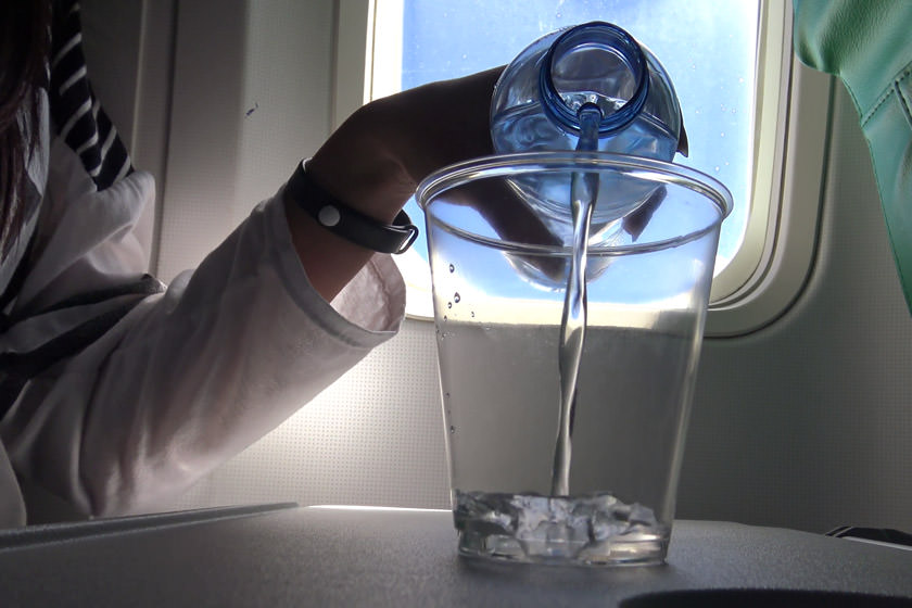 نوشیدن آب در سفر هوایی