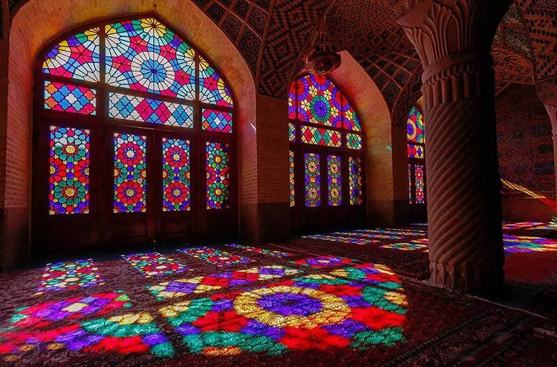 پنجره های رنگی و شیشه های رنگی در مسجد نصیر الملک
