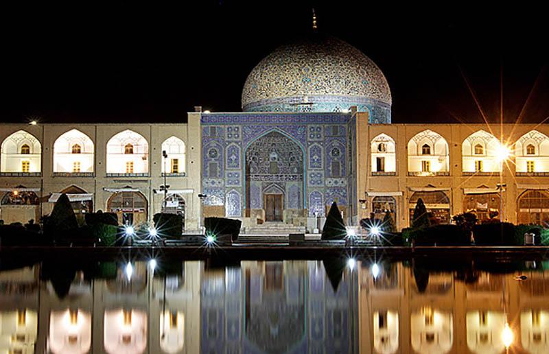 مسجد شیخ لطف الله در شب و انعکاس آن در حوض