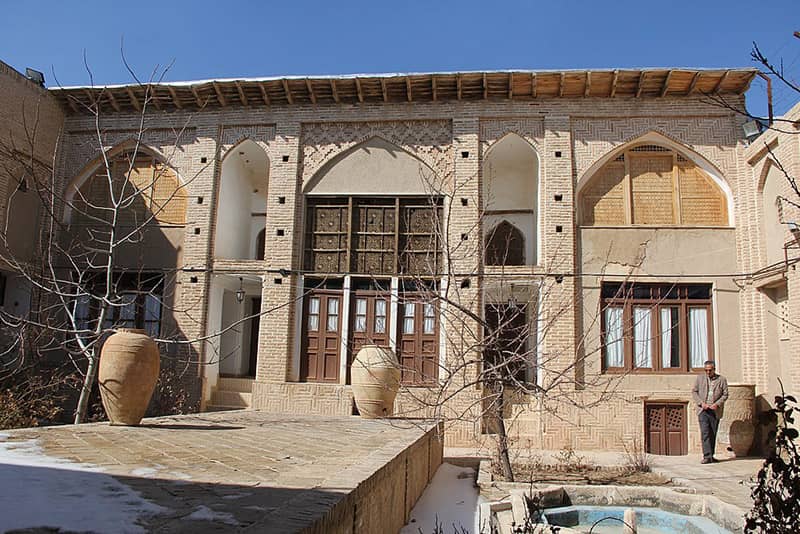 خمره های سفالی در موزه مردم شناسی آشتیان