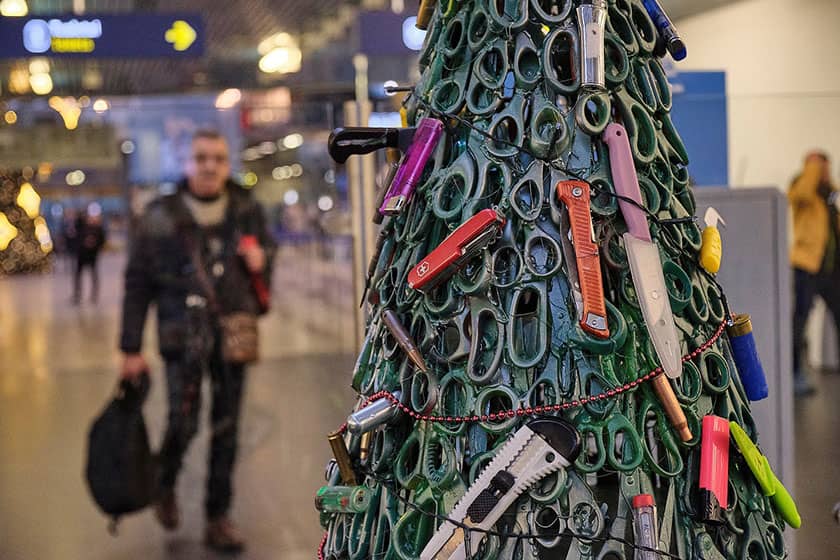 ساخت درخت کریسمس با اشیای مصادره‌ای بخش امنیت فرودگاه 